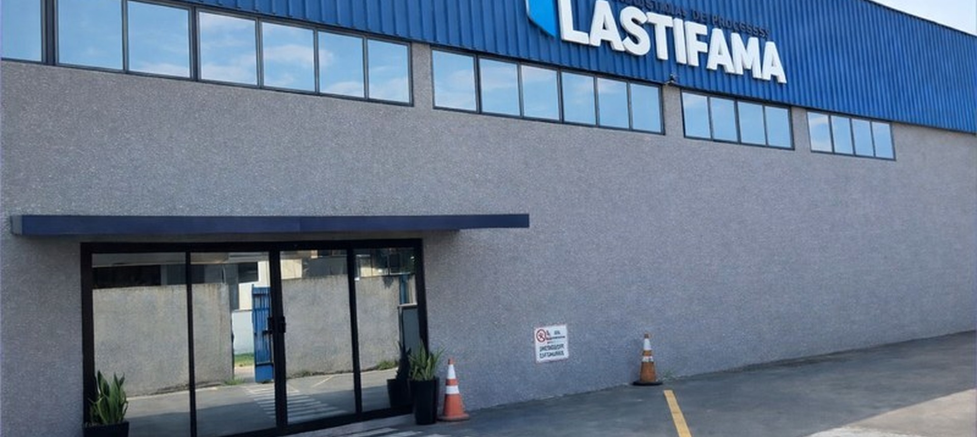Fachada da fábrica Plastifama